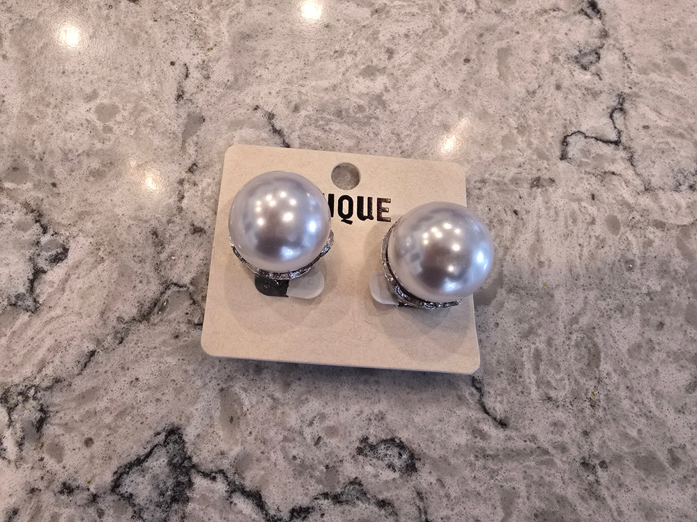 Extra Curricular Pearl Earrings Clip