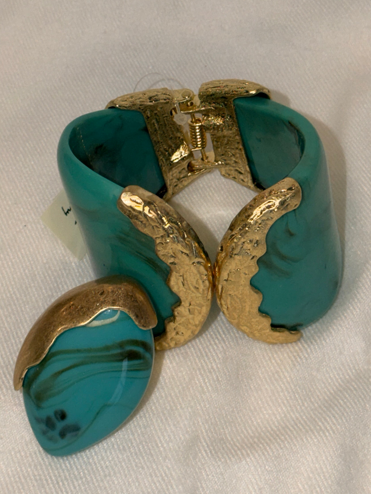 Odyssey of gold and green bracelet and ring set