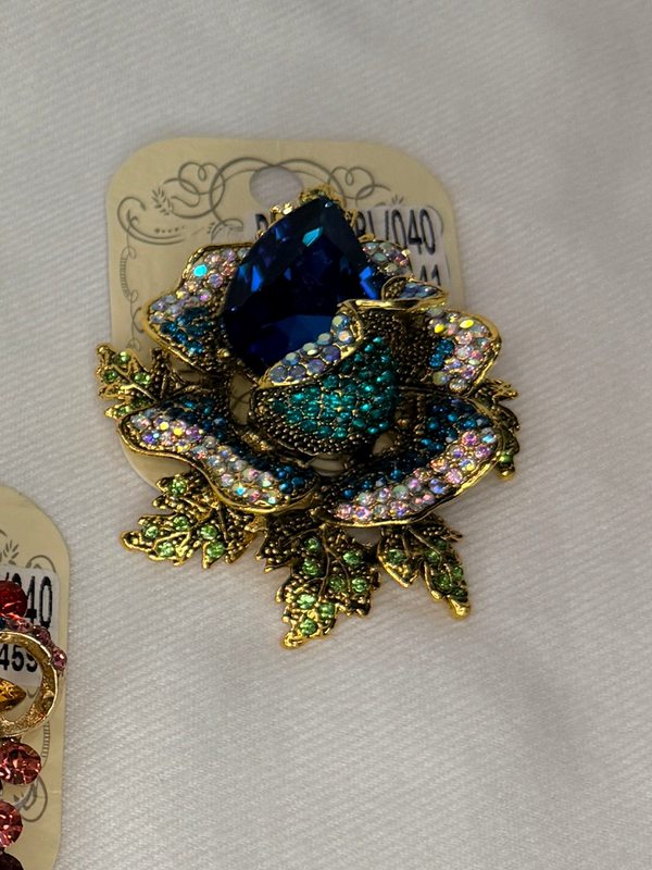 The Brooches of EETique