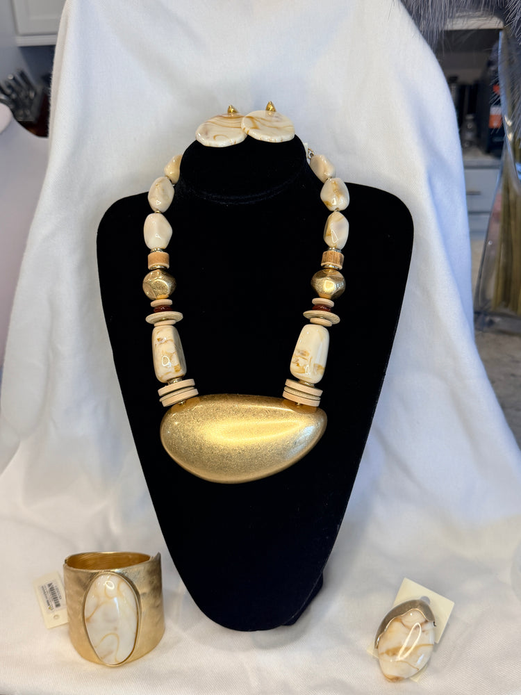 Gold and hammered jewelry Set