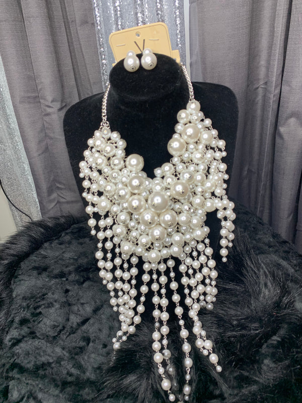 Queen pearl necklace and earrings set